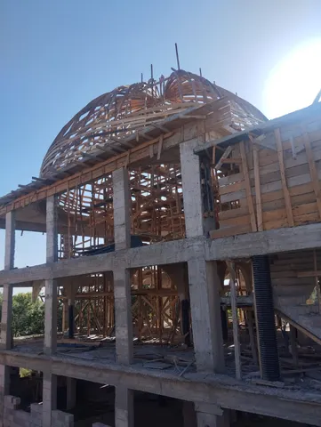 Siz hayırseverlerin katkıları sayesinde inşaatımız tüm hızıyla ilerliyor. Duvar ve kubbe yapımı devam ediyor.